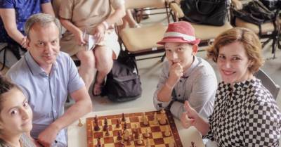 На детском шахматном турнире в Юрмале сыграл бывший вице-премьер России и глава FIDE Дворкович