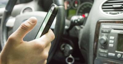 Штраф за телефон в руках водителя предложено повысить в несколько раз