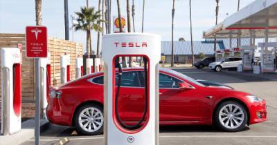 Заряжаются все: Tesla откроет свои зарядки Supercharger электрокарам других марок
