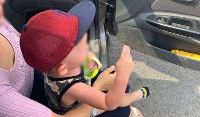 В Уфе полуторогодовалый малыш оказался заперт в машине на солнцепеке