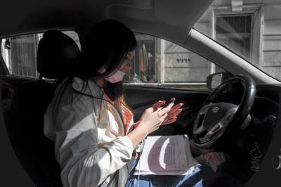 Увеличить штраф за пользование телефоном за рулем предложили в РФ