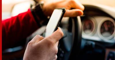 В России предложили ужесточить наказание за пользование телефоном за рулём