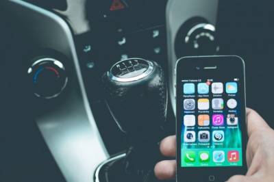 В РФ предложили увеличить штраф за использование телефона за рулём