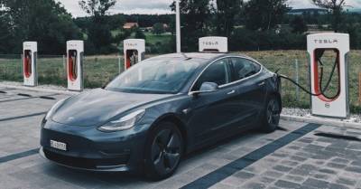 Tesla сделает свои зарядные станции доступными для других электромобилей — Маск