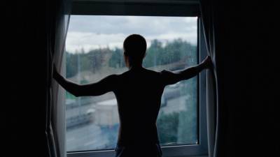 Парень с шизофренией выпрыгнул из окна 11 этажа в Шушарах — видео