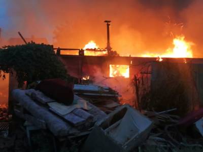 В Астрахани 30 человек больше часа тушили огромный пожар в Ленинском районе