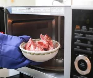 Почему нельзя размораживать мясо в микроволновке