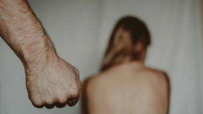 В Ленобласти отчим попытался изнасиловать 17-летнюю падчерицу