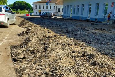 В городе Тверской области под асфальтом нашли старинную мостовую