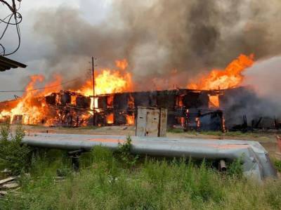 На Ямале сгорел многоквартирный дом. От огня пострадали люди и пожарная часть