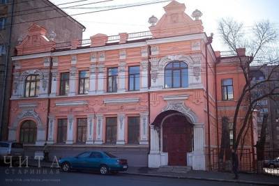 Новую дверь в доходном доме Левинсона на Ленина в Чите установили временно