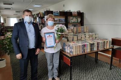 Жительница Брянска передала в сельскую библиотеку более тысячи книг