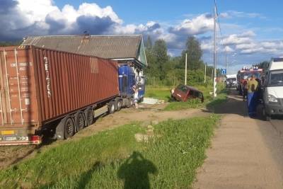 Водитель фуры потерял сознание и протаранил дом с людьми под Великим Новгородом