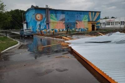 Последствия ночного урагана: В Саратовской области перебои со светом, газом, повреждены крыши домов