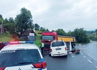 На Ивано-Франковщине микроавтобус врезался в грузовик: 6 детей в больнице, фото с места