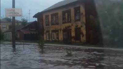 "Хорошо плывем": улица в Челябинской области превратилась в реку