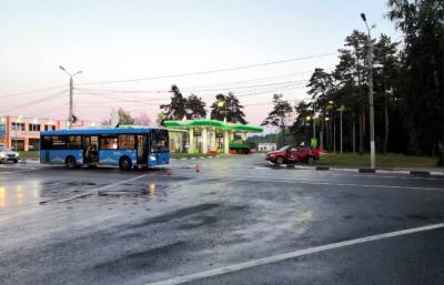 В Твери при столкновении легковушки и автобуса пострадал виновный в ДТП водитель