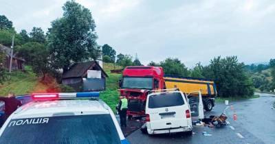 На Прикарпатье микроавтобус столкнулся с грузовиком: восемь человек в больнице (ФОТО)