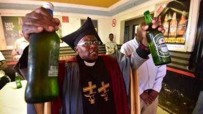 Священник основал новую церковь, где службы проходят с большим количеством алкоголя