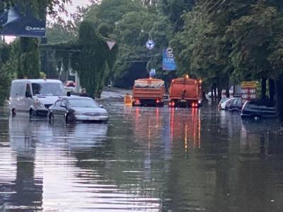 На Одессу обрушился тайфун: улицы затоплены, транспорт стоит