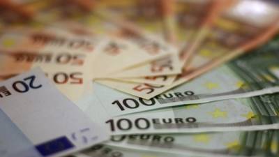 Впервые с 6 июля евро опустился ниже 87 рублей