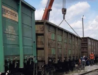 В Челябинской области при погрузке щебня с рельсов сошел грузовой вагон