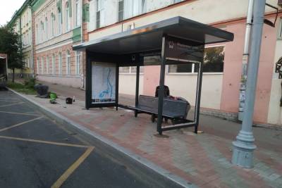 В центре Великого Новгороде обновили семь автобусных остановок