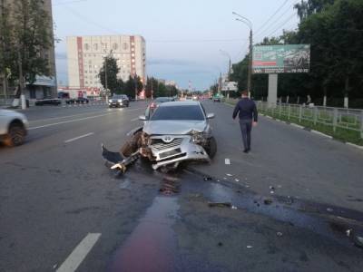 В Твери на улице Вагжанова столкнулись две Toyota — идет поиск видео и свидетелей ДТП
