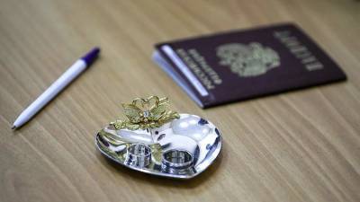 В Союзе женщин РФ оценили отмену штампов о браке в паспорте