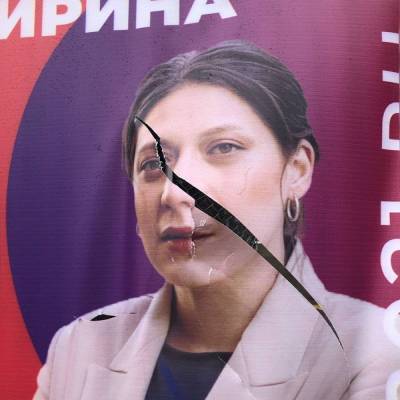 Неонацист порезал предвыборный стенд с фотографией экс-главы штаба Навального в Петербурге