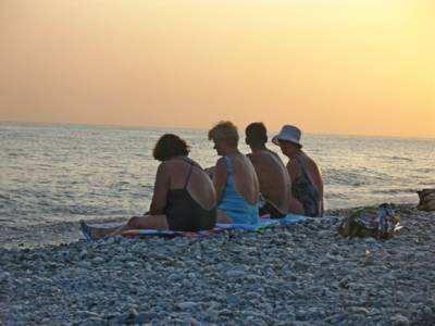 Украинцы незаконно собирали деньги с туристов на пляже в Крыму