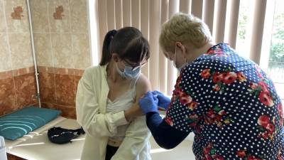 Россиянам объяснили, зачем переболевшим коронавирусом нужно вакцинироваться