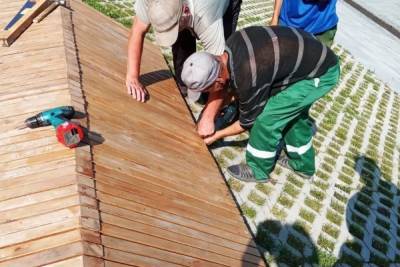На набережной Пензы отремонтировали сломанный вандалами деревянный лежак