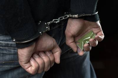 18-летнего парня из Тверской области осудили за сбыт наркотиков