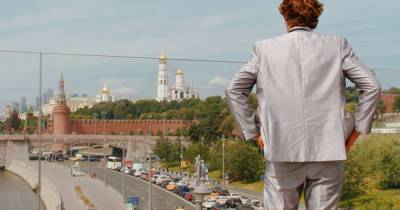 Фото мужчины со спины на фоне Кремля смутило москвичей