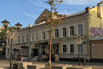 Очевидец: дерево в Саратове привязали российским триколором