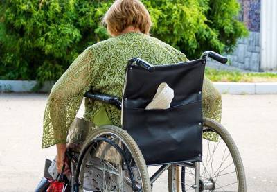 Поразительная наглость: смолянка в открытую украла коляску у инвалида