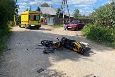 Водитель скутера получил серьёзные травмы в аварии в Тверской области