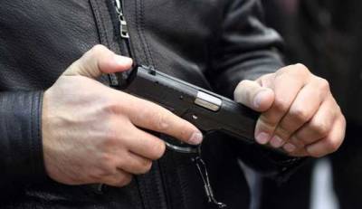 Под Киевом автохам угрожал мужчине пистолетом из-за замечания: приставил оружие к голове на глазах у ребенка