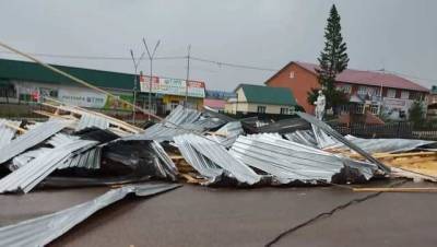 В России ураганный ветер сорвал крышу с магазина, она рухнула на ребенка