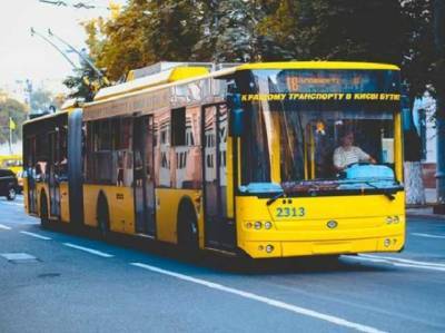 В Киеве неисправный троллейбус, который толкали пассажиры, протаранил внедорожник Nissan