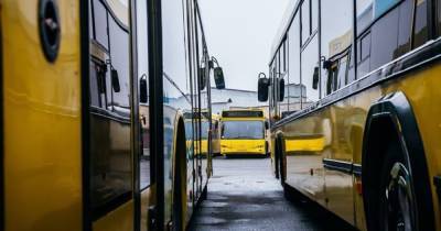 В Киеве троллейбус, который толкали пассажиры, столкнулся с автомобилем
