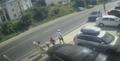 Под Анапой автомобиль на тротуаре снес троих взрослых и детей