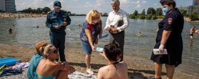 Новосибирцы спасаются от жары в запрещенном для купания месте