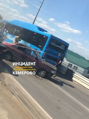 В Кемерове на Горбатом мосту столкнулись автобус и легковой автомобиль
