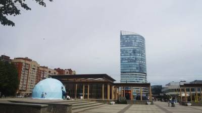 В парке 300-летия Петербурге устанавливают шатер для вакцинации