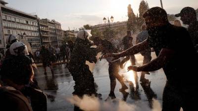 Полиция водометами и слезоточивым газом разогнала митинг против обязательной вакцинации в Афинах