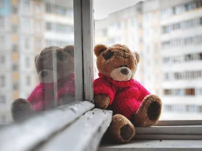 В Челябинской области двухлетий малыш выпал из окна