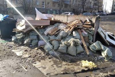 Фирму в Петрозаводске оштрафовали за выброшенный к контейнерам строительный мусор