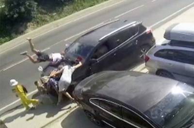 Заснул за рулем: в России водитель "снес" на тротуаре трех взрослых и трех детей